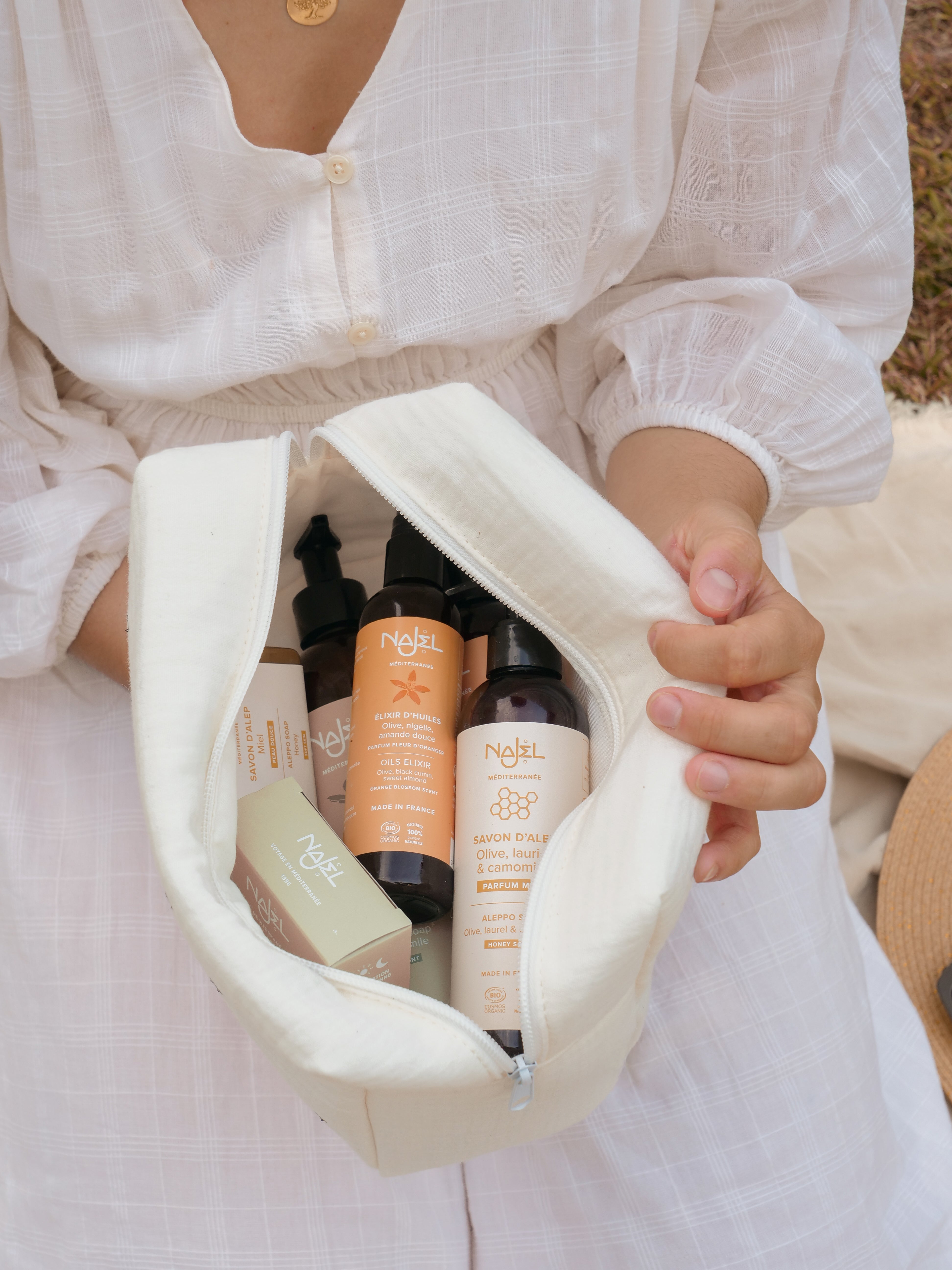 Trousse de toilette Najel ouverte avec de nombreux produits dedans trousse multiusage grande capacité de rangement