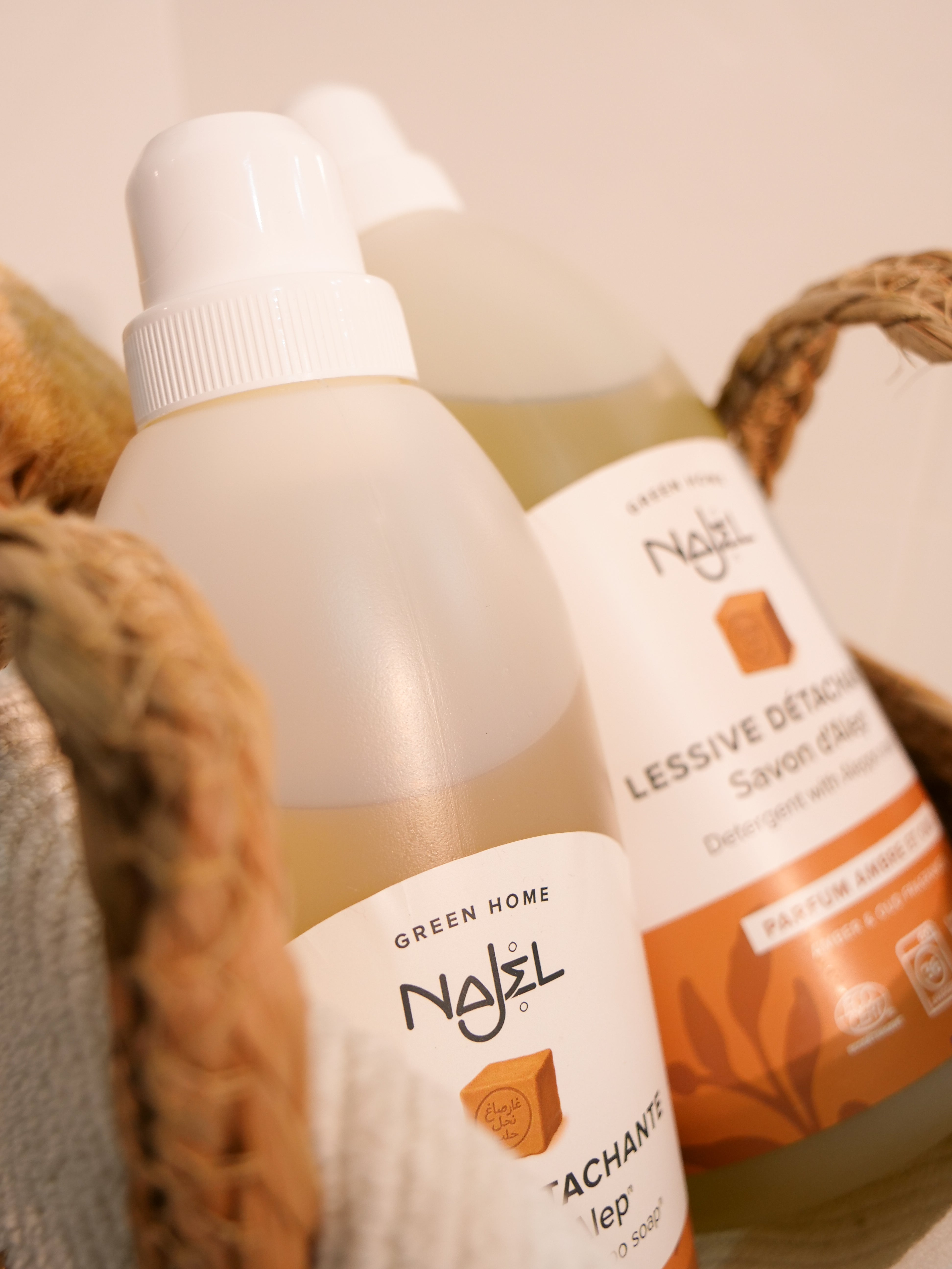 Detergente líquido para ropa con jabón de Alepo y fragancia de ámbar y oud.