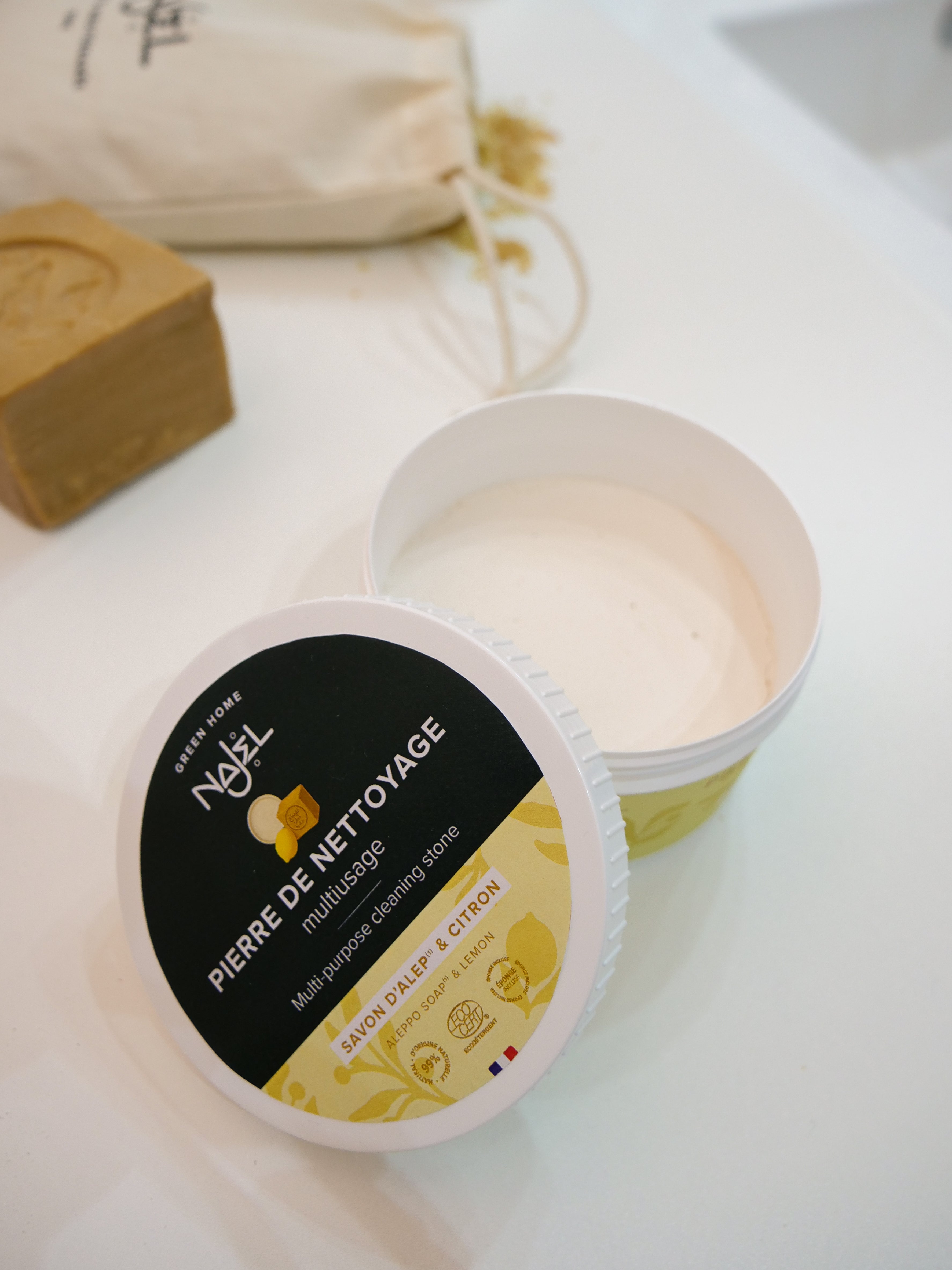 Produit d’entretien Najel, pierre nettoyante au savon d’Alep et huile essentielle de citron, pot rond