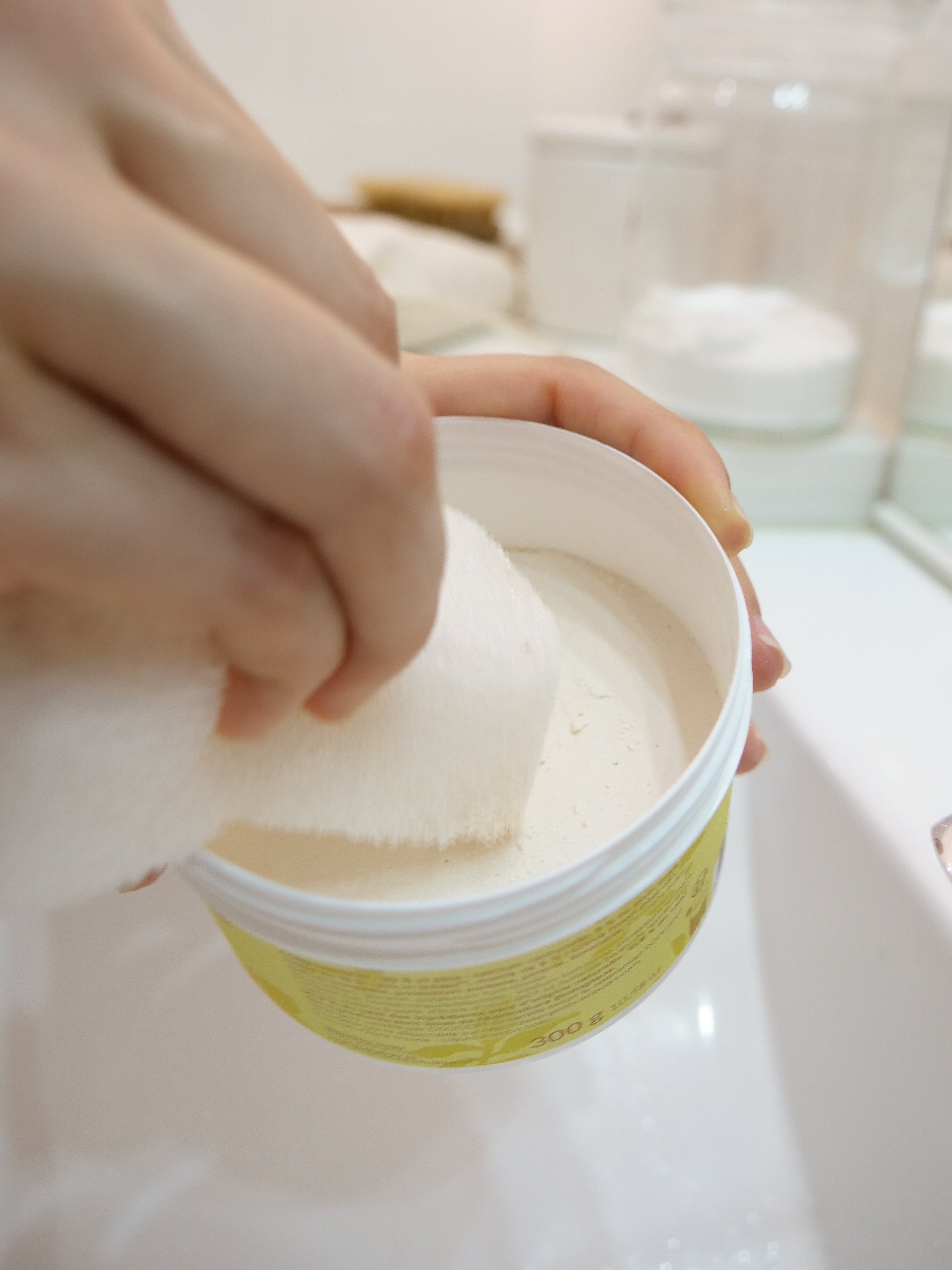 Pierre nettoyante solide Najel au savon d’Alep et citron, montrée de près pour dévoiler sa texture et sa couleur crème éponge blanche