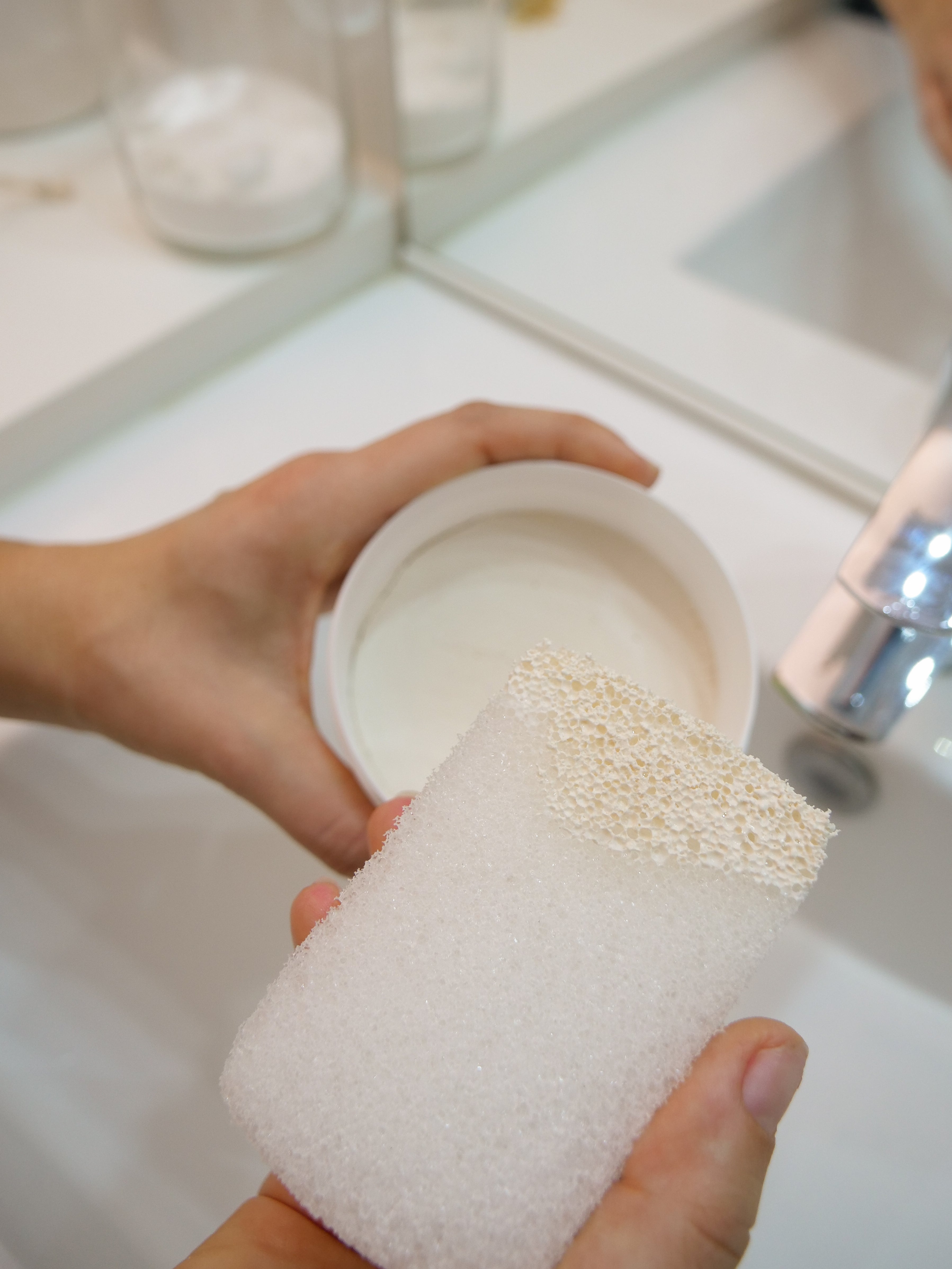 Pot de pierre nettoyante Najel, formulation au savon d’Alep et huile essentielle de citron, utilisé pour l’entretien multi-surfaces.