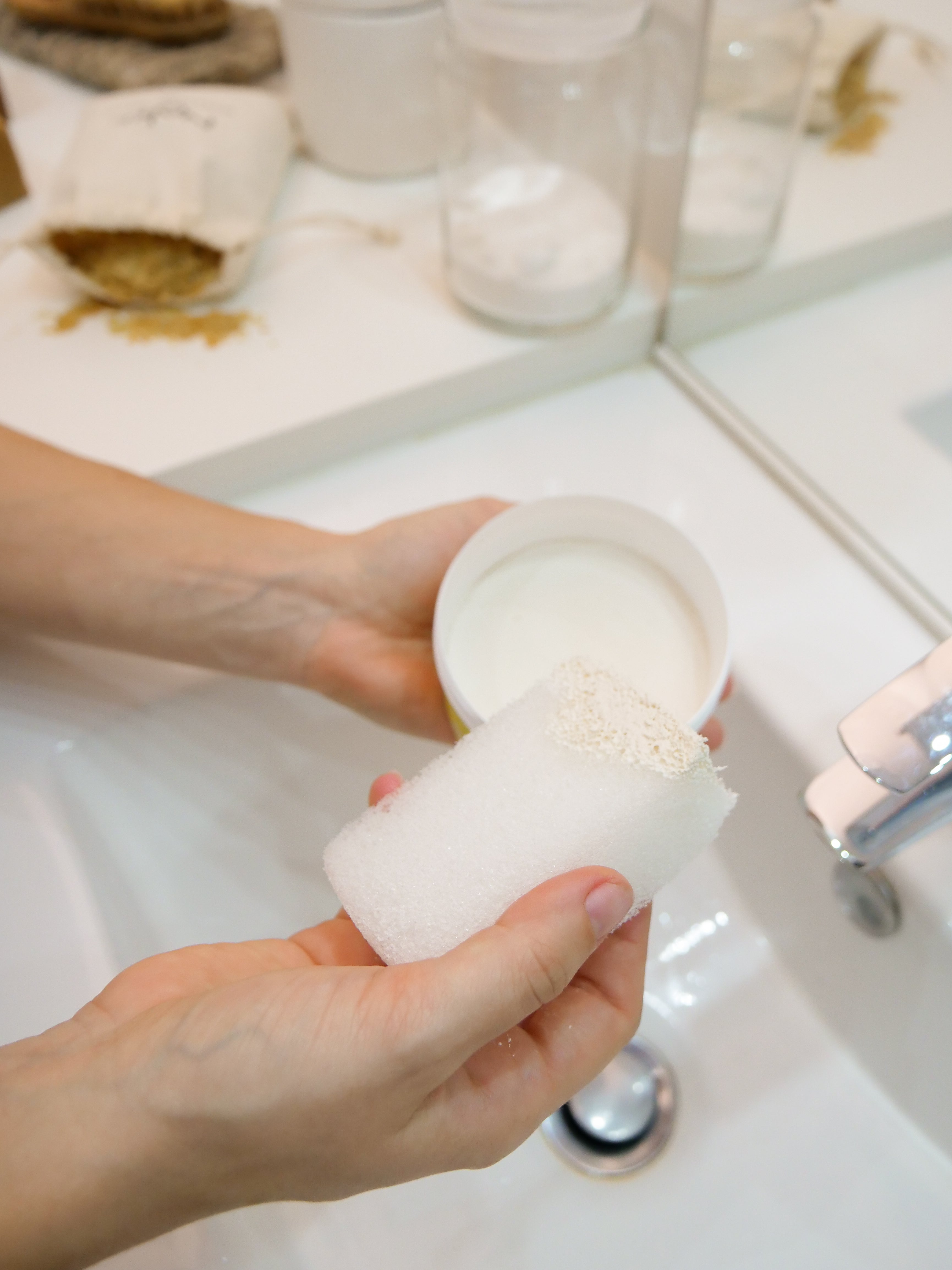 Pierre nettoyante Najel texture solide en pot et son éponge blanche