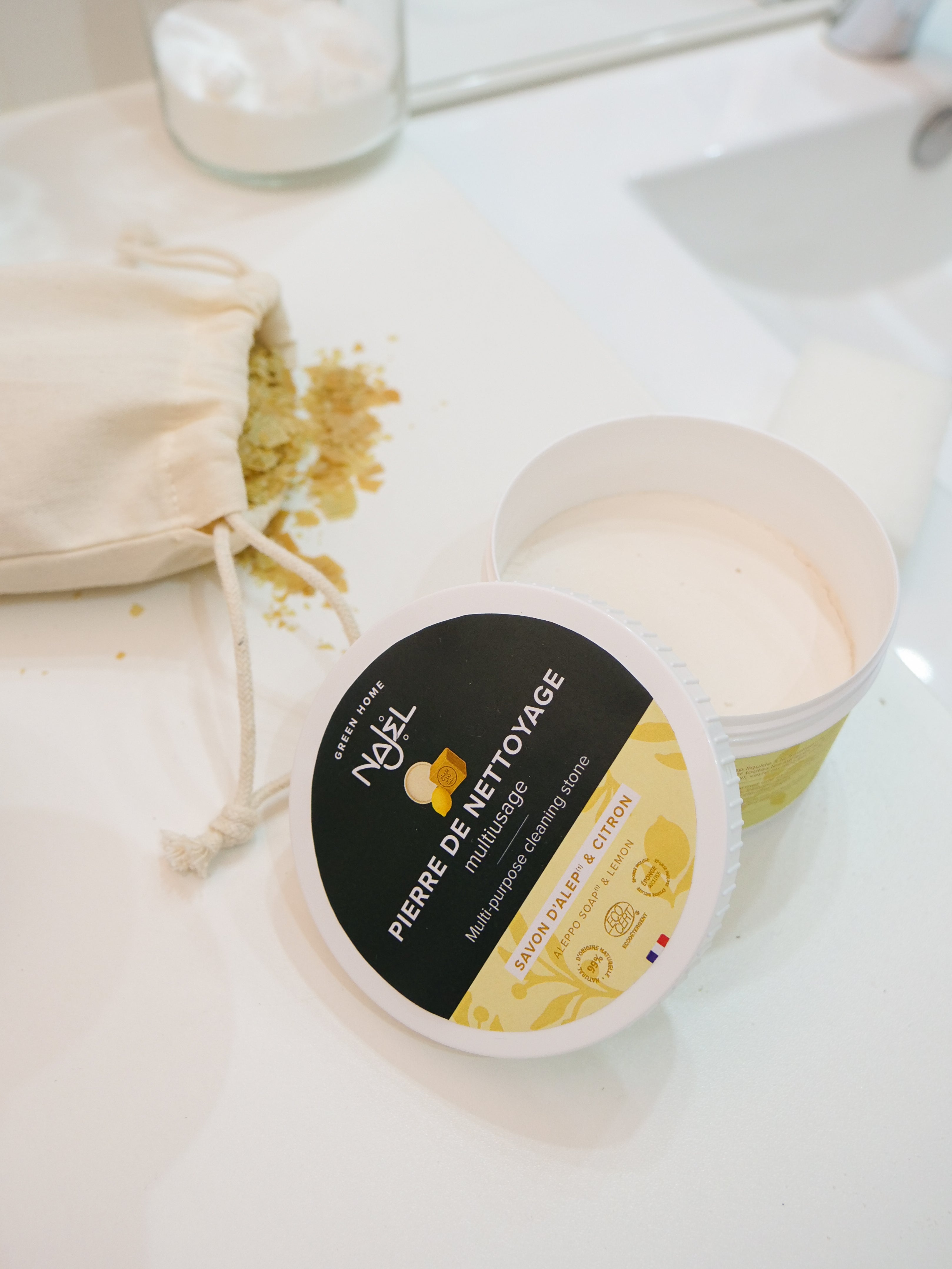 Pierre de nettoyage naturelle Najel au savon d’Alep et citron, posée sur un plan de travail